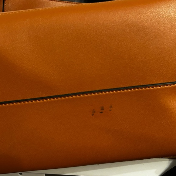 Hand bag with shoulder strap as well as cross body strap. - Picture 4 of 8